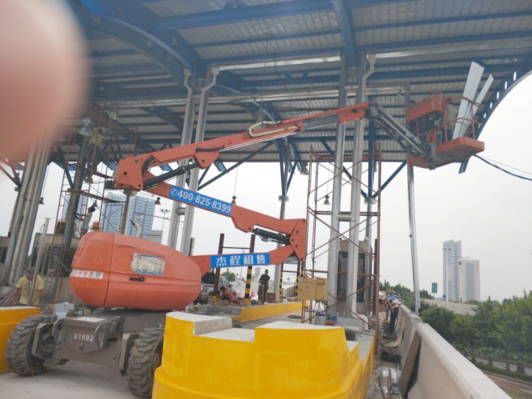 杰程18米电动曲臂升降机出租助力广州南站收费站搭建