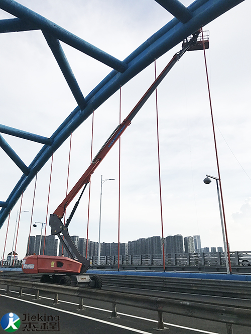 直臂式高空作业平台应用于广州市桥梁“微改造”工程