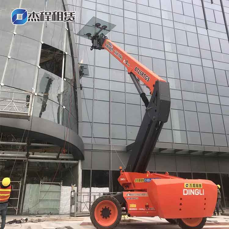 杰程26米玻璃吸盘车出租应用于广州南站玻璃安装