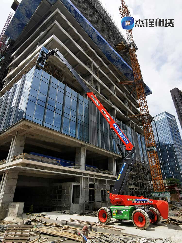 26米玻璃吸盘车出租应用于高层建筑玻璃安装
