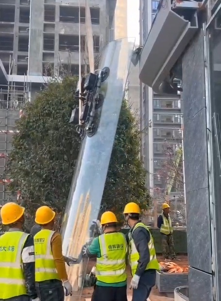 弧形玻璃吊装应用案例