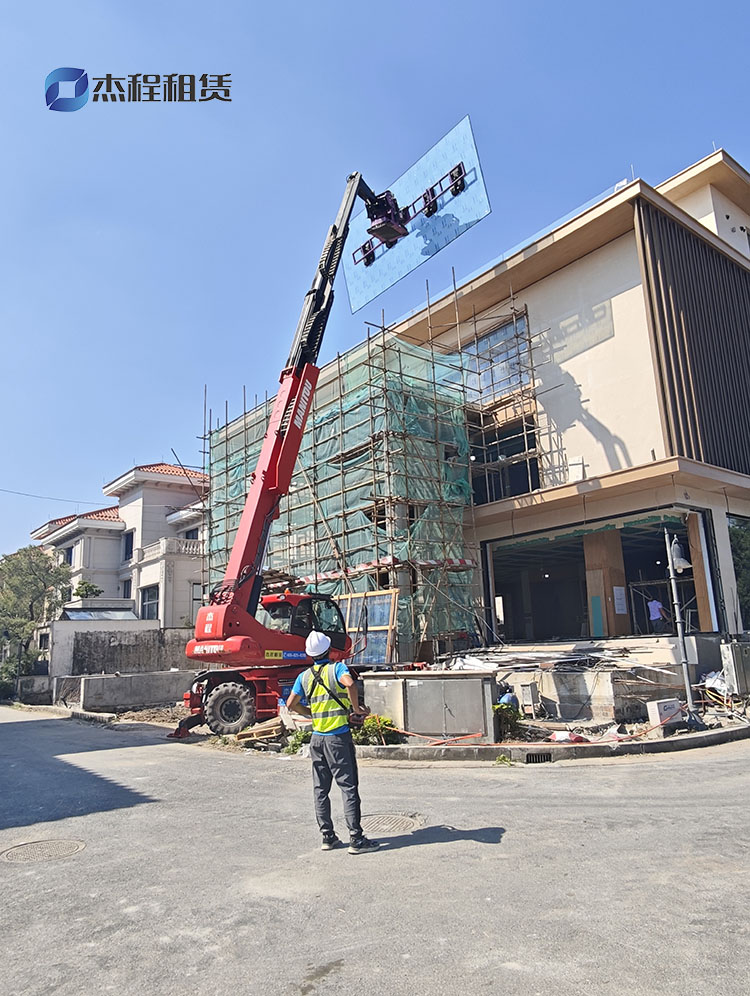 伸缩臂叉装车应用于近2吨重大玻璃安装
